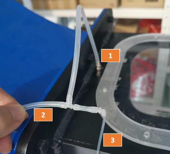 手里拿着滑板 中度可信度描述已自动生成